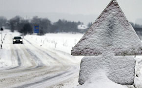 Verkehrszeichen im Schnee