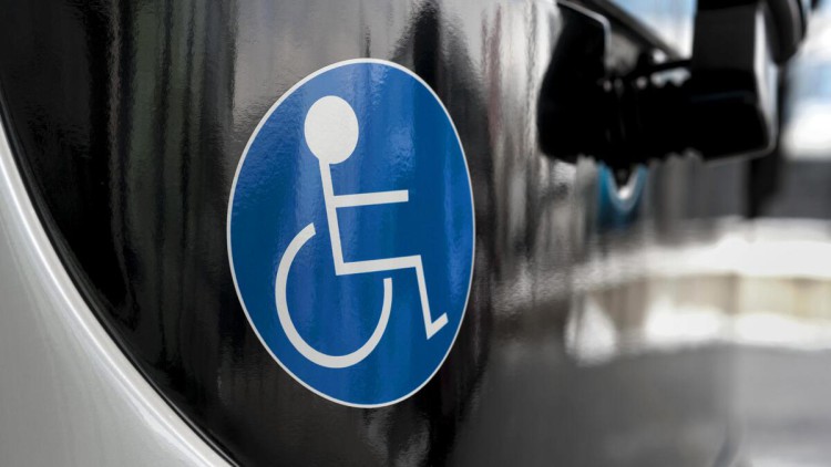 Bus mit Rollstuhlsymbol für Barrierefreiheit