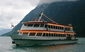 Schwimmende Fanmeile zur Euro