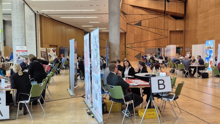 Gespräche zwischen Ausstellern und Einkäufern von Busunternehmen auf dem 29. VPR VIP-Treff