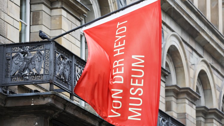 Von der Heydt-Museum, Gebäude mit Flagge in Wuppertal