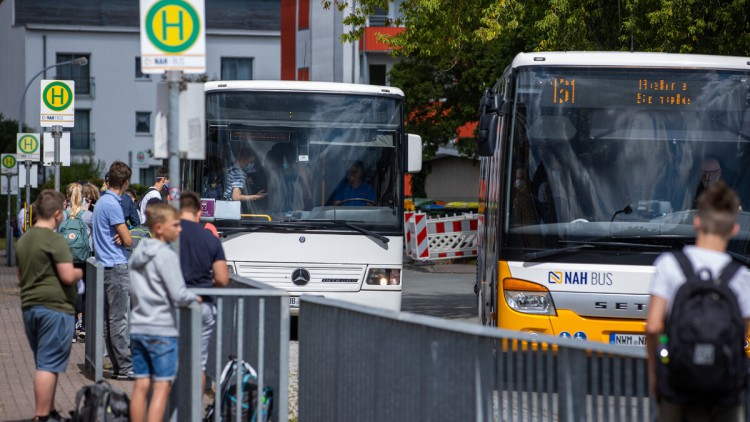 Schüler an einer Bushaltestelle eines Linienbusses in Mecklenburg-Vorpommern