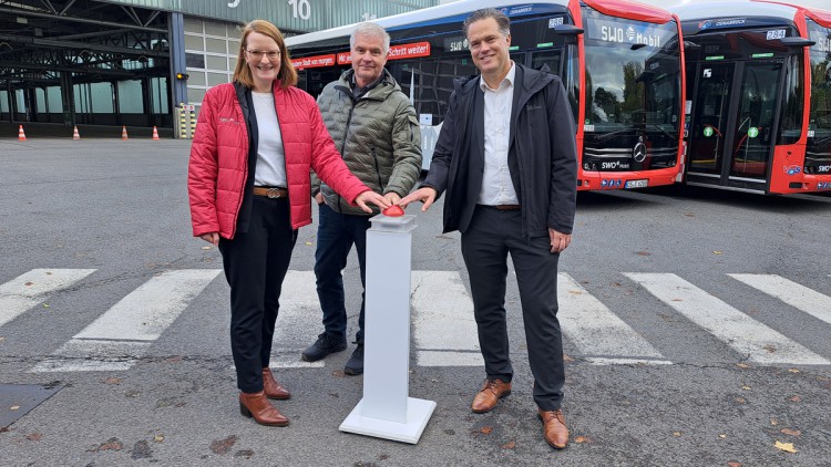 19 neue E-Citaro in Osnabrück_(V.l.) Tanja Stiegeler, Thomas Neuhaus (beide SWO Mobil) und Stadtbaurat Thimo Weitemeier. 