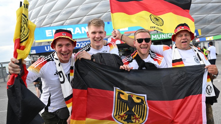 Deutschland-Fans vor dem Stadion in München bei der UEFA Euro 2024, EM vor der Partie Deutschland - Schottland, Fußball Arena München 