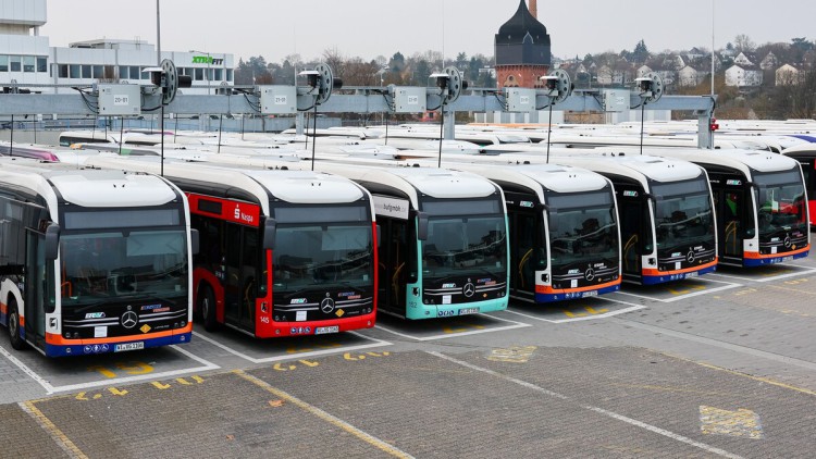 Elektrobusse im Busdepot bei einem Warnstreik der ESWE Verkehrsgesellschaft in Wiesbaden am 11.03.2025
