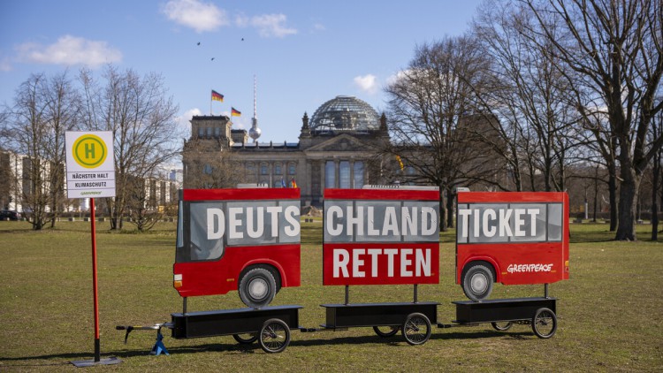 Greenpeace Aktion zum Deutschlandticket vor dem Reichstasgebaeude in Berlin am 17.03.2025.