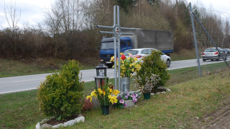 Verkehrstote, Kreuz am Straßenrand