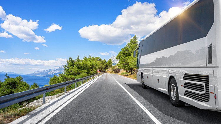 Reisebus an einer Küste 