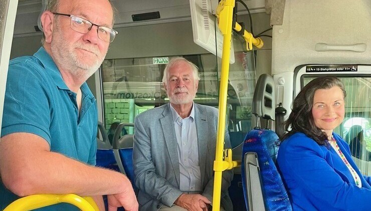 bdo-Präsident Karl Hülsmann mit Gitta Connemann bei Ludger Albers im Elektrobus vom Busunternehmen Hermann Albers OHG