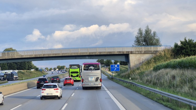 Dichter Autobahnverkehr mit Reisebussen