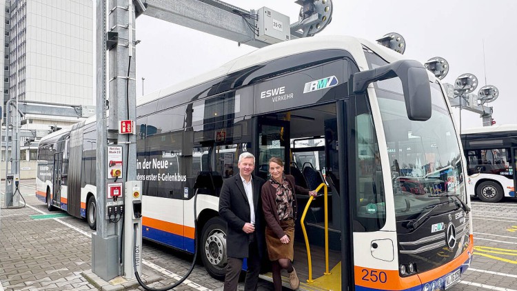 Erster Gelenkbus eCitaroG bei ESWE Verkehr in Wiesbaden mit Marion Hebding, Geschäftsführerin (r.)