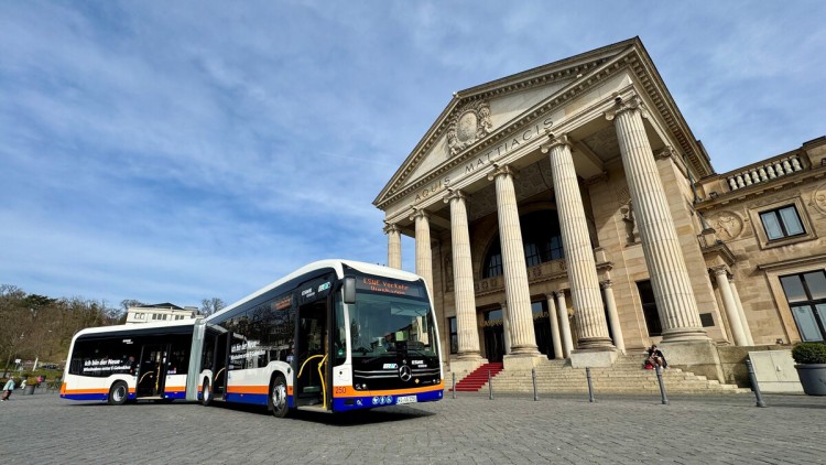 Erster E-Gelenkbus der ESWE Verkehr in Wiesbaden im März 2025