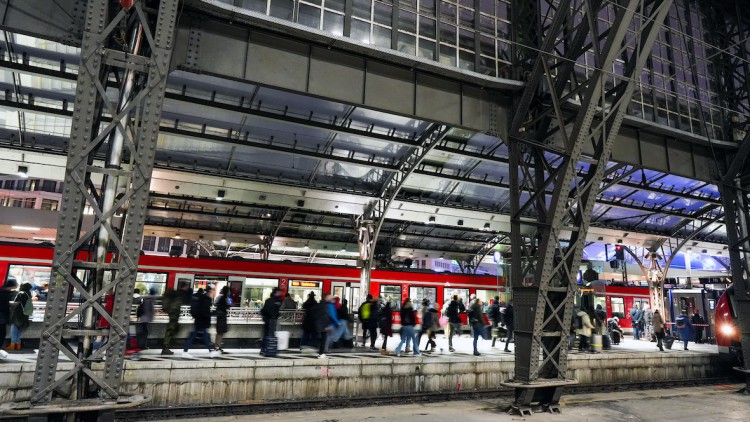 DB_Bahnhof_Fahrgaeste