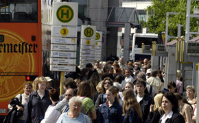 Fahgäste an Haltestelle