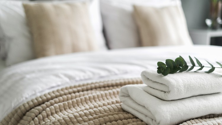 Doppelbett in einem Hotelzimmer