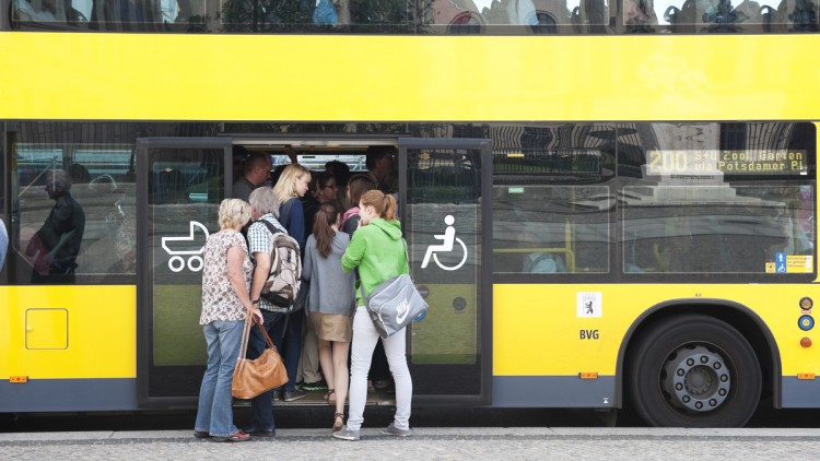 Einstieg in einen Linienbus in Berlin