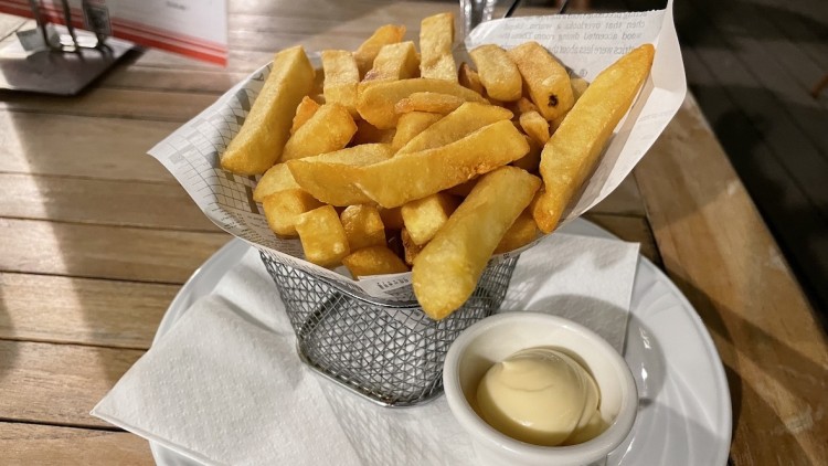 Imbiss_Mahlzeit_Pommes