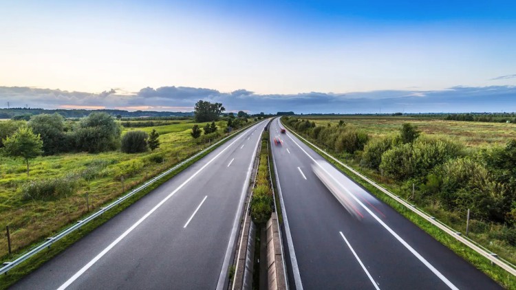 Leere_Autobahn
