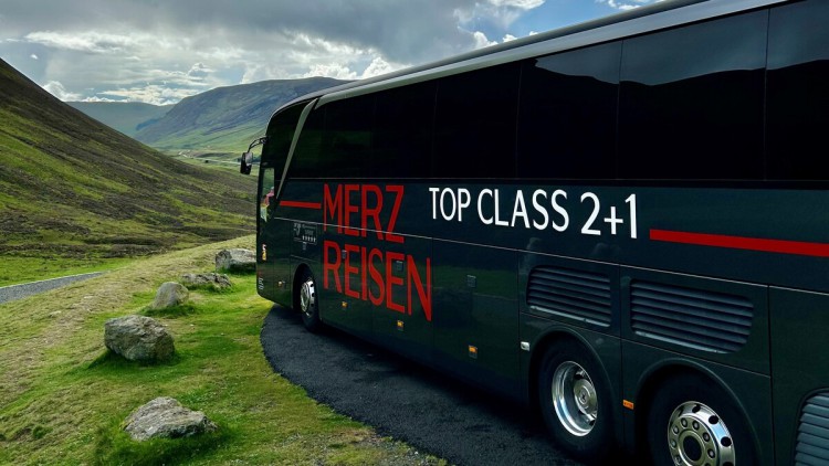 Reisebus von Merz Reisen in den Bergen