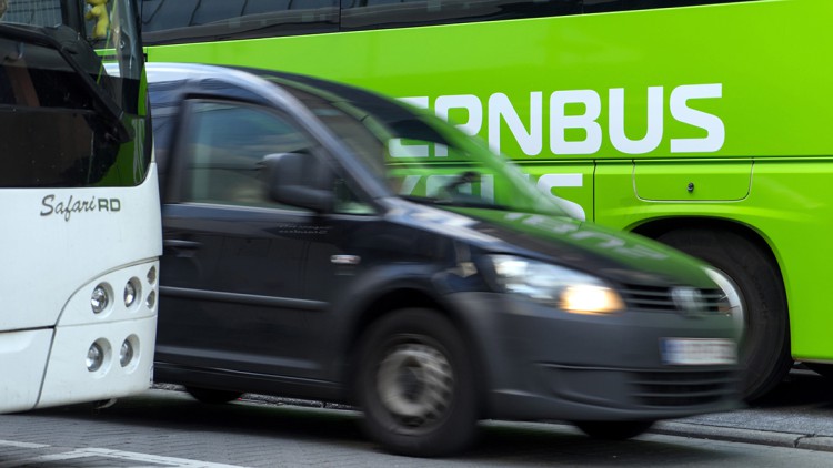 Bus und Pkw im Straßenverkehr Vorfahrtsregel beim Anfahren