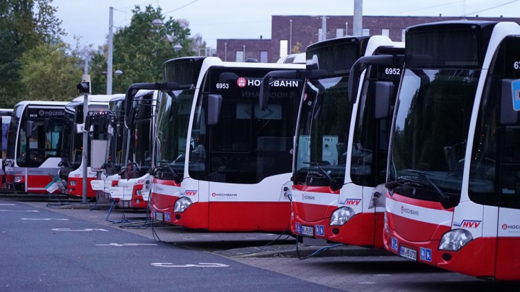 Linienbusse in Hamburg im Depot im Warnstreik