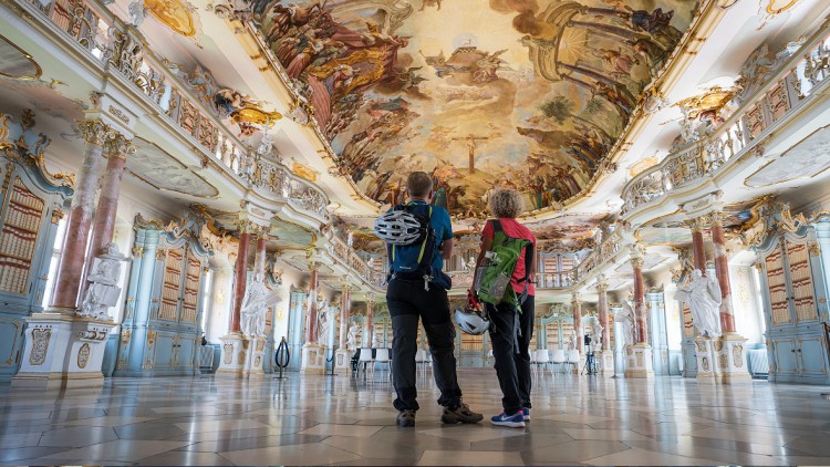 Radler im Bibliothekssaal im Kloster Schussenried