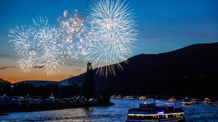 Rhein_in_Flammen_Schiffskonvoi