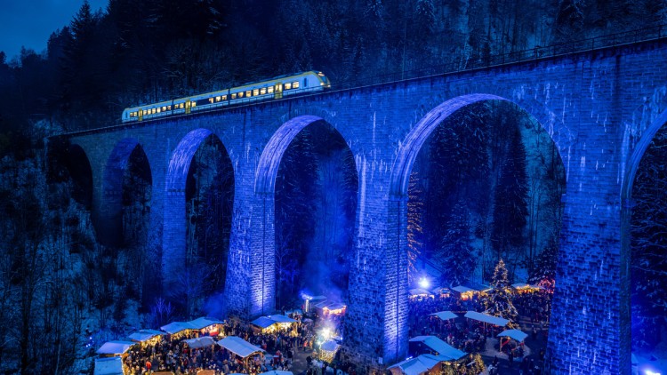 Weihnachtsmarkt Ravennaschlucht im Schwarzwald von oben
