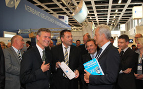 Wiesbadener Erklärung an Verkehrsminister Ramsauer übergeben Ramsauer und VDV auf der InnoTrans 2010