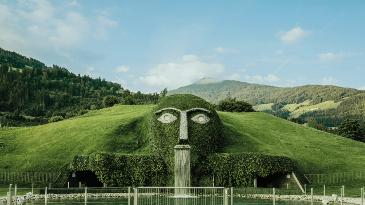 2023_Giant_in_Summer_01_cSwarovski_Kristallwelten_klein