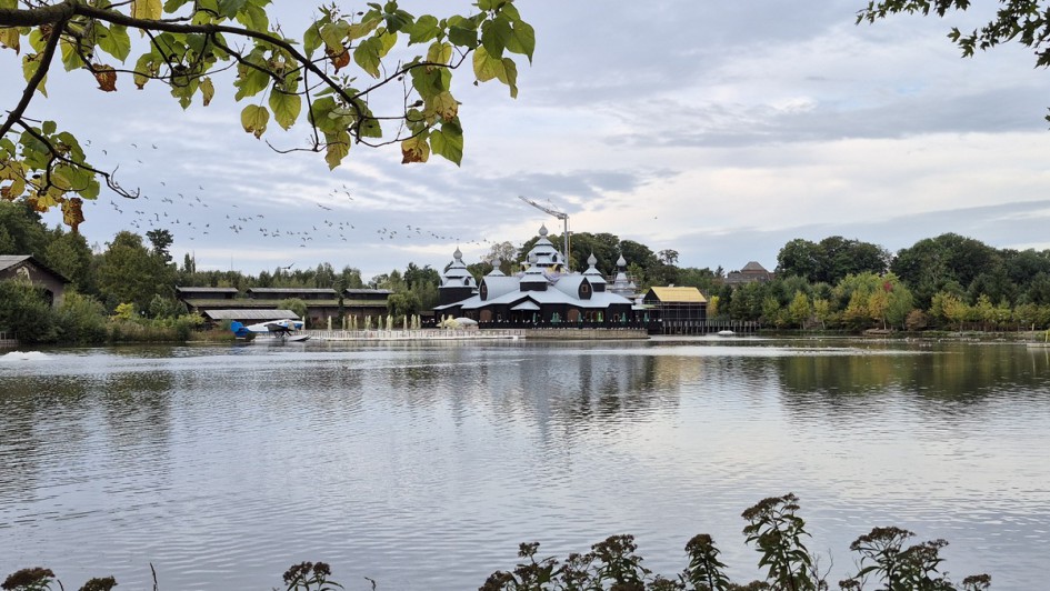 Gestaltung in Pairi Daiza: See mit Restaurant
