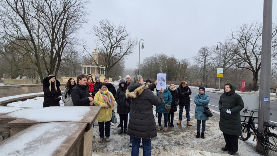 Erklärungen der Stadtführerin an der Glienicker Brücke