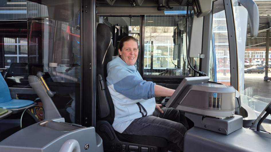 Busfahrerin Melianie Heidel mag ihren schönen Arbeitsplatz