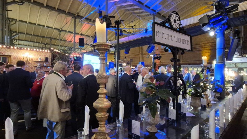 Abend der Buswirtschaft in historischer Markthalle in Moabit