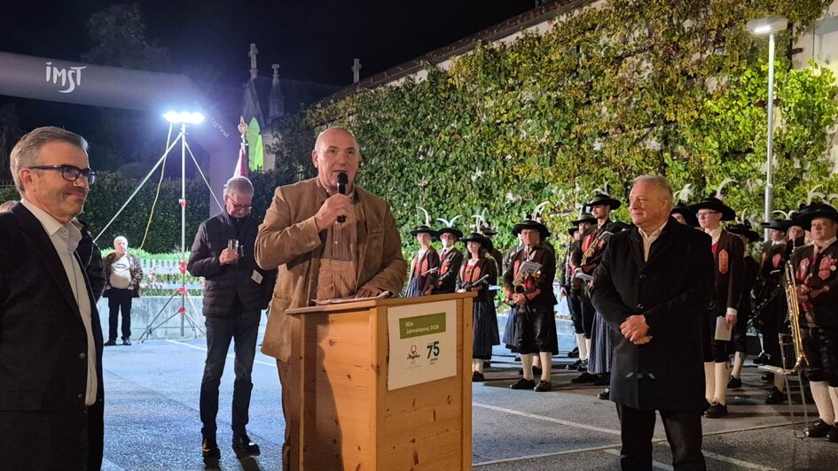 Gelebte Tradition in Imst: Zünftige Begrüßung vor dem Hotel Hirschen und Glückwunsch zu 75 Jahren RDA vom Trachten- und Schützenverein