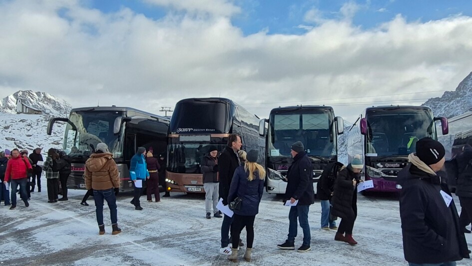 Mit drei Reisebussen auf den Rettenbachgletscher auf 2.680 Meter Höhe