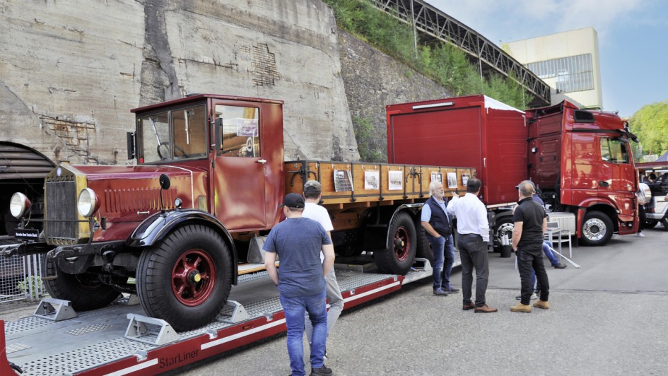 Festival Schöne Sterne, Tieflader Actros L Zugmaschine N 56 Lastwagen Mercedes-Benz