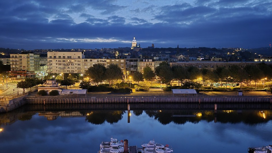 Boulogne-sur-Mer bei Nacht, Blick über den Hafen in die Stadt