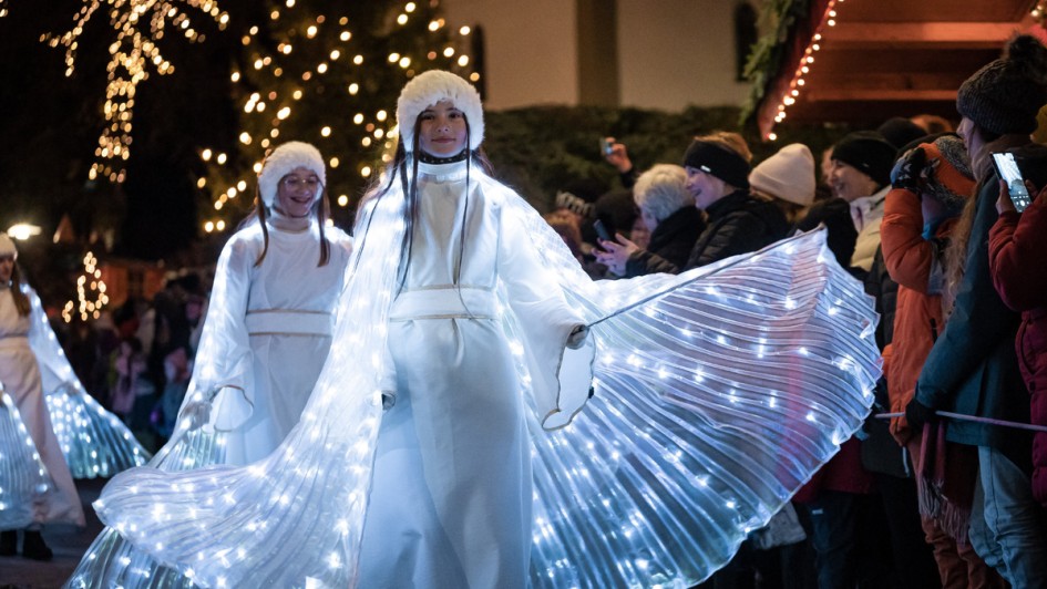 Weiße Winterengel gehören zu den Umzügen bei der Erlebnis-Weihnacht