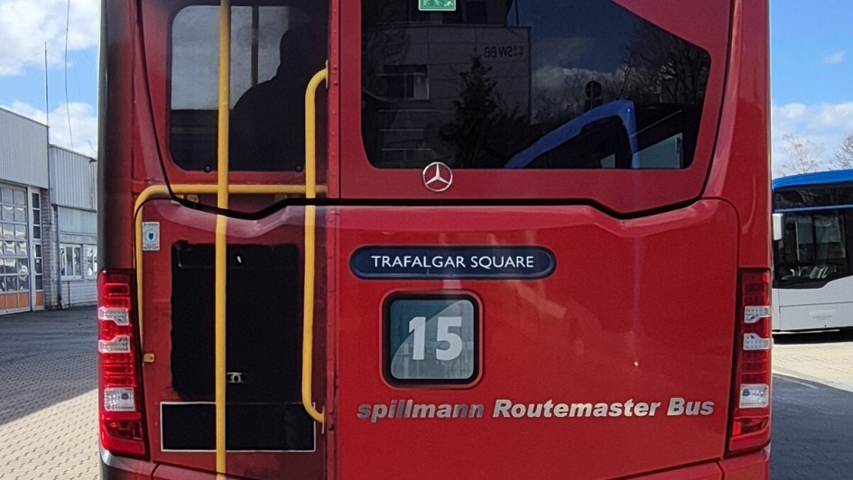London-Bus mit Doppelstock-Optik von hinten