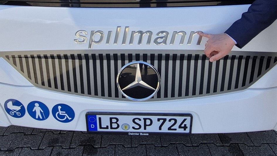 Stretch-Limousine von außen mit gedomten Schriftzug