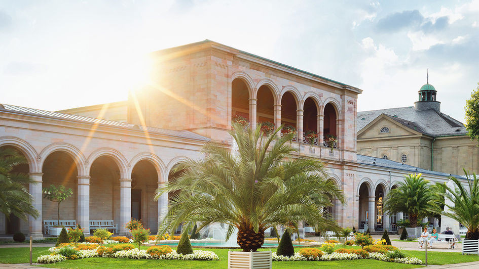 Der Arkadenbau des Staatsbads in Bad Kissingen lädt zum Flanieren ein