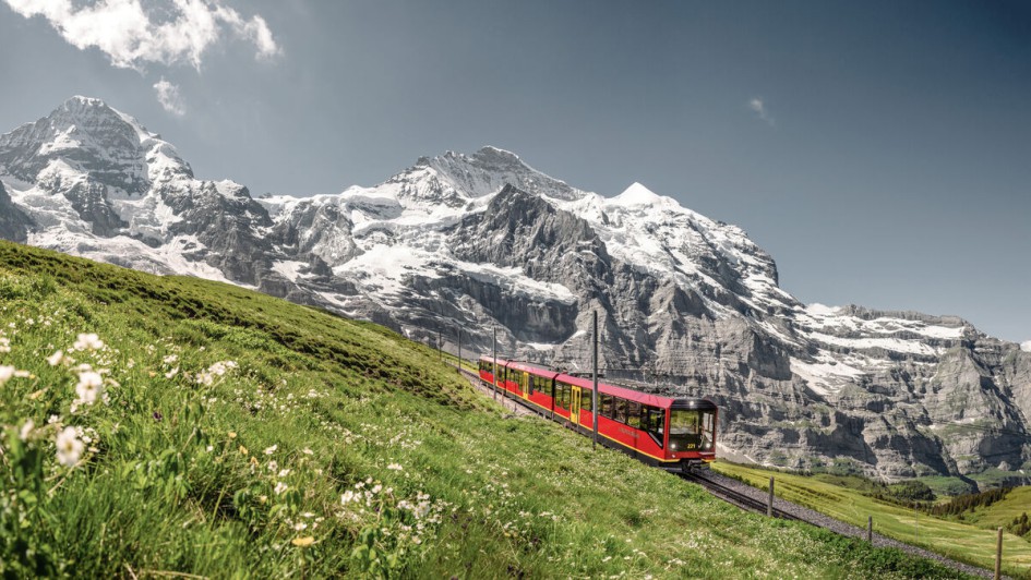Jungfraubahn-Zug-mit-Silberhorn-Sommer