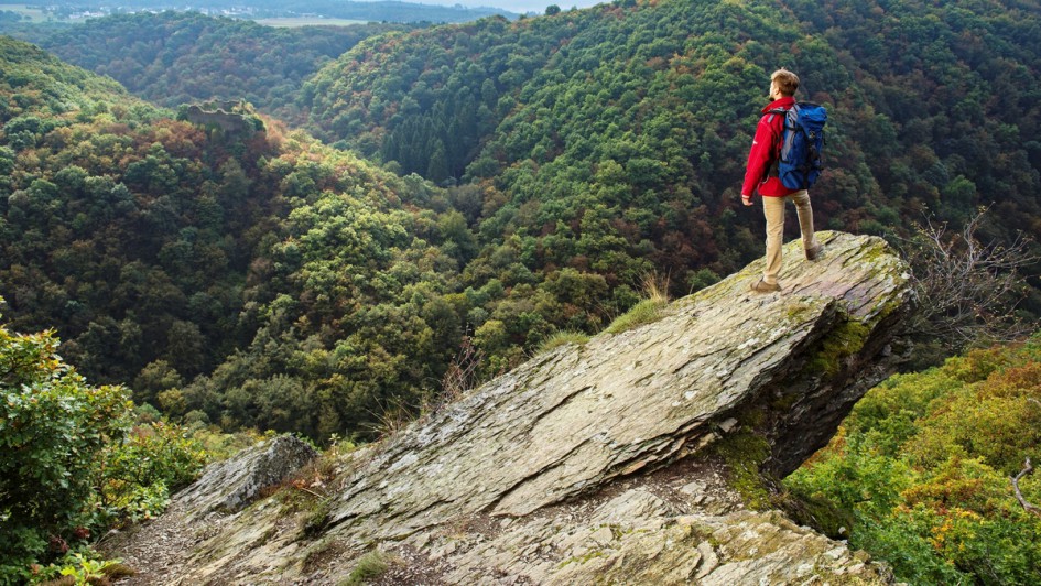 Mann allein auf Felsen stehend Kappest  DB