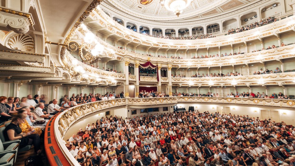Semperoper Dresden – Zuschauerraum während einer Abendvorstellung